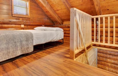 Gatlinburg - Pigeon Forge Ski Chalet | Deluxe 1 BR Cabin with Parking