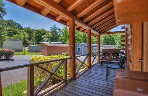 Gatlinburg - Pigeon Forge Ski Chalet | Deluxe 1 BR Cabin with Parking