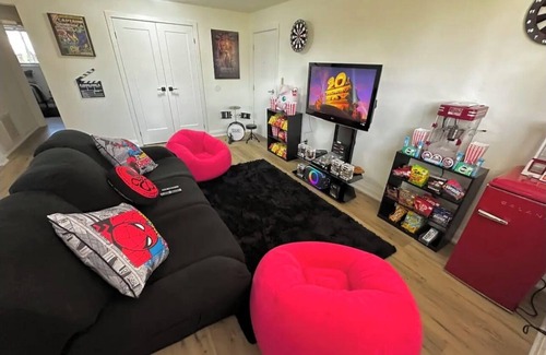 Port Dover Apartment | Deluxe 2BD Movie Lounge Unit in Port Dover