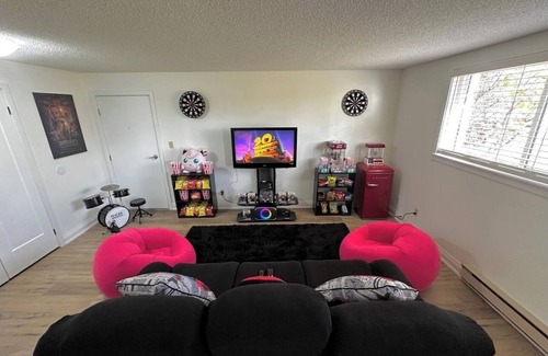 Port Dover Apartment | Deluxe 2BD Movie Lounge Unit in Port Dover