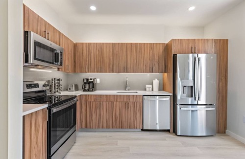 Newark Apartment | Deluxe 2BR ! Free Parking ! 30 min to NYC !