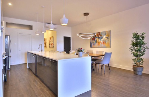 International District Condo | Deluxe 3-bedroom Condo in Old Montreal with a Private terrace