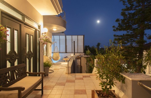 Koutsouras House | Deluxe 4 bedroom villa with loft next to beach
