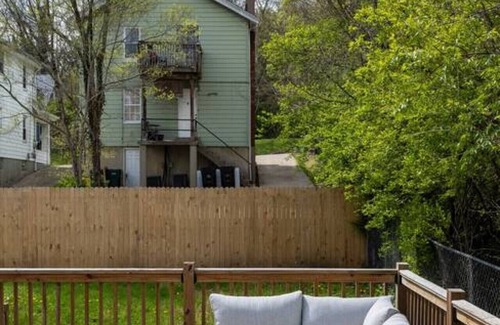 Mount Auburn House | Deluxe 4-Bedroom w Huge Deck 3-Min to Downtown!