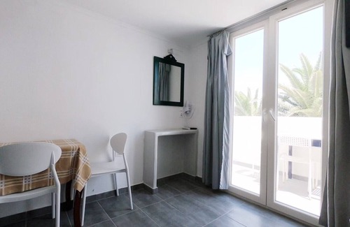 Perissa Apartment | Deluxe 5-6 persons Maisonette 30 meters from Perissa Beach