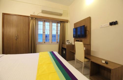 Salt Lake Bed & Breakfast | Deluxe AC Room at Anamitra Guest House #4