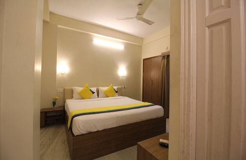 Salt Lake Bed & Breakfast | Deluxe AC Room at Anamitra Guest House #6