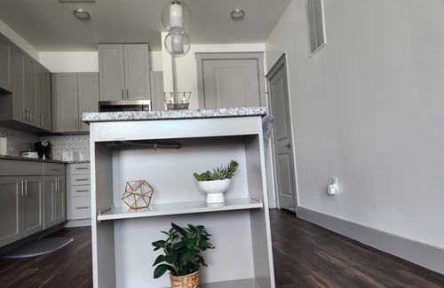 Weston Apartment | Deluxe and Gorgeous1 bed/bath APT in the heart of Frisco. Fast WIFI/Nice Pool.