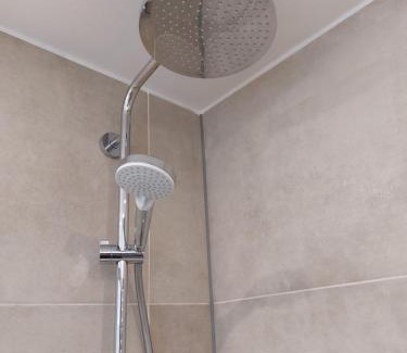 Oberkochen Apartment | Deluxe Apartment 3 P I 2 SZ I Balkon I Küche in Oberkochen - Hensold, Zeiss fußläufig