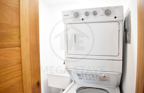 La Julia Apartment | Deluxe Apt. with City Views Fast WiFi, Pool & Gym