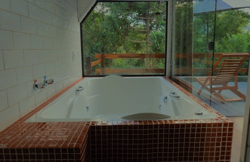 Santo Antonio do Pinhal Ski Chalet | DeLuxe Hydro Deck Chalet