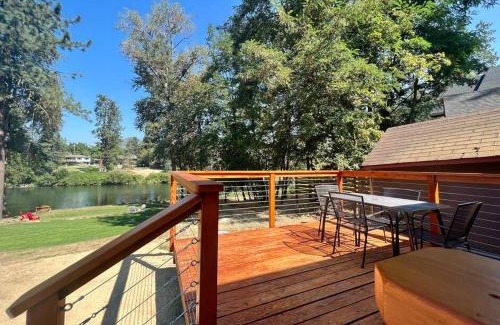Fruitdale Apartment | Deluxe Cabin 1 - Rogue River Resort