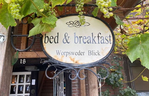 Osterholz-Scharmbeck Apartment | Deluxe double room with balcony - bed&breakfast Worpsweder Blick