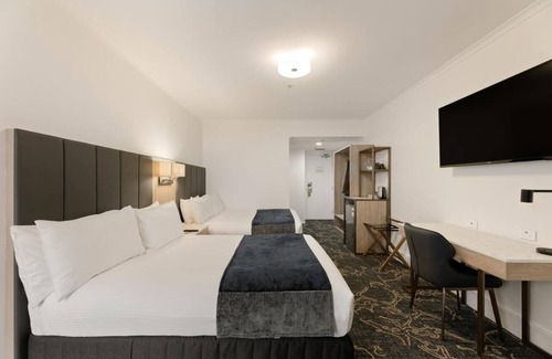 Spring Hill Hotel | Deluxe Double Bed w balcony in Brisbane with WiFi