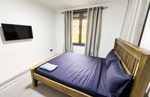 Entebbe Hotel | Deluxe Double Bedroom Entebbe with En-suite Bathroom