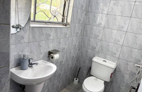 Entebbe Hotel | Deluxe Double Bedroom Entebbe with En-suite Bathroom