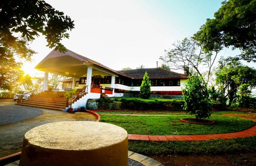 Kottappadi part Cabin | Deluxe Double Room In British Bungalow