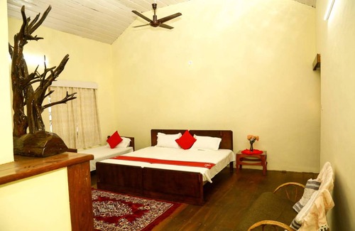 Kottappadi part Cabin | Deluxe Double Room In British Bungalow