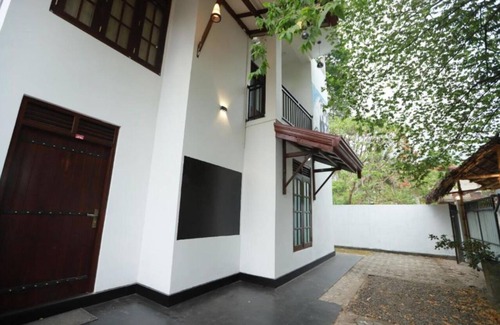 Pelena Hotel | Deluxe Double Room with Balcony 2/2 people - Surfside Retreat Weligama