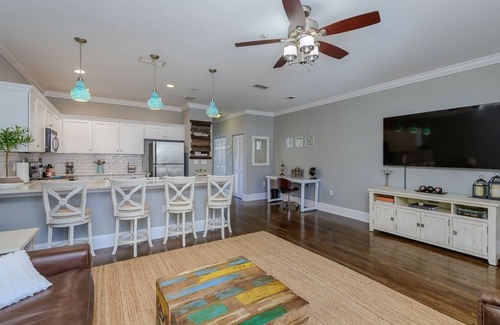 Capitol Hill Condo | Deluxe downtown Tallahassee condo; great value!