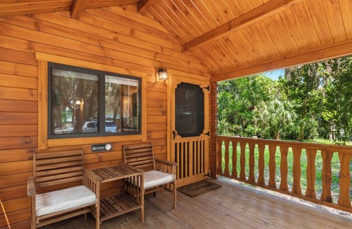 Thonotosassa Cabin | Deluxe Family Cabin with Porch View - Happy Travelers RV Resort