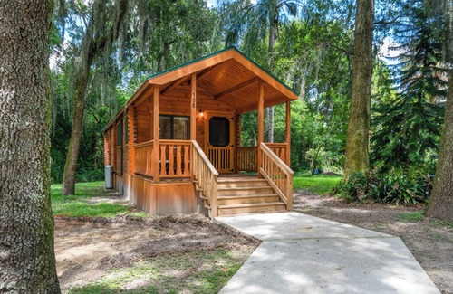 Thonotosassa Cabin | Deluxe Family Cabin with Porch View - Happy Travelers RV Resort