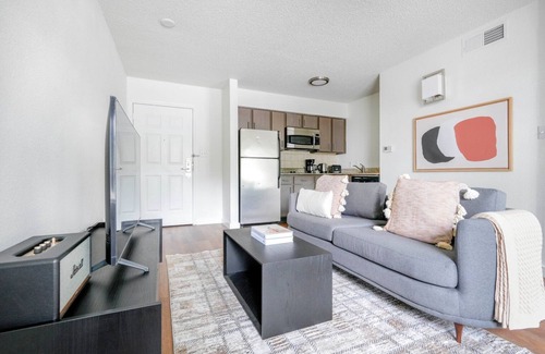 Gateway Apartment | Deluxe Gateway 1BR w/Gym, Pool, nr Movies, by Blueground