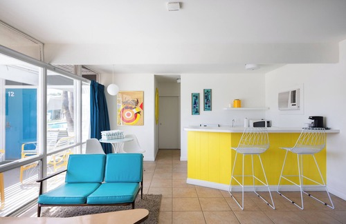 Desert Park Estates Hotel | Deluxe King Studio | Pool, Fire Pit, 10mins to DT!