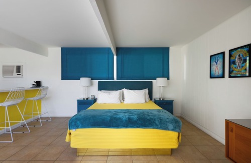 Desert Park Estates Hotel | Deluxe King Studio | Pool, Fire Pit, 10mins to DT!