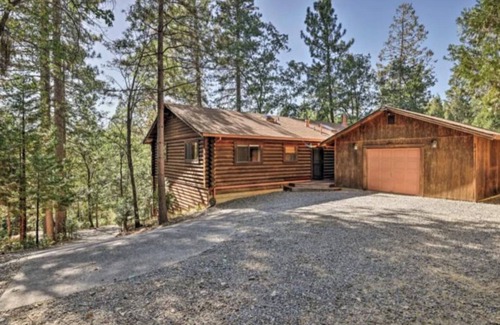 Sonora House | Deluxe Log Home Near Lakes and Twain Harte