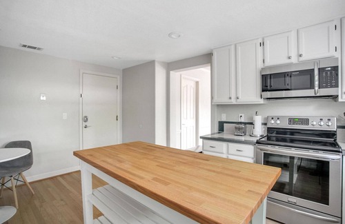Menlo Park House | Deluxe Menlo Park 3BR w/Outdoor Space, nr Groceries, by Blueground