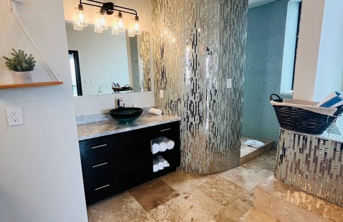 San Pedro Hotel | Deluxe Oceanfront Suite A3- Pool/Jacuzzi/Heart of town