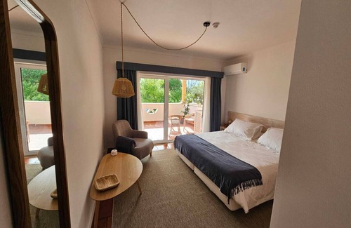 Almeirim Apartment | Deluxe One-Bedroom Apartment with Garden View