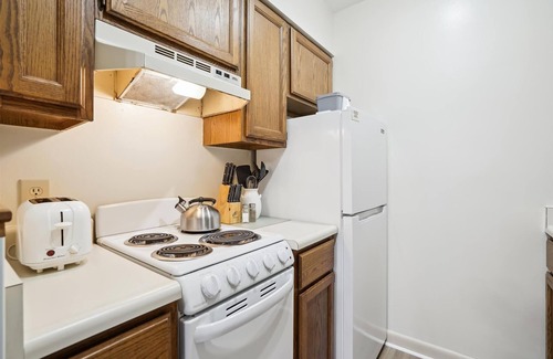West Bridgewater Hotel | Deluxe One bedroom Queen Suite with outdoor heated pool 203