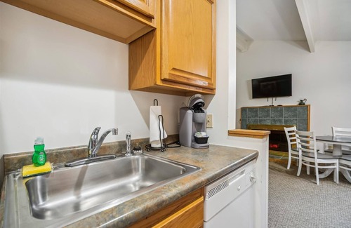 West Bridgewater Hotel | Deluxe One bedroom Queen Suite on the 2nd floor with outdoor heated pool 209