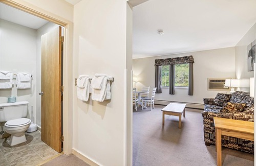 West Bridgewater Hotel | Deluxe one bedroom suite located on 2nd floor with outdoor heated pool 21517