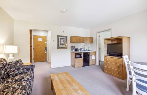 West Bridgewater Hotel | Deluxe one bedroom suite located on 2nd floor with outdoor heated pool 21517