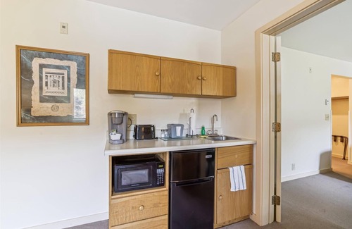 West Bridgewater Hotel | Deluxe one bedroom suite located on 2nd floor with outdoor heated pool 21517