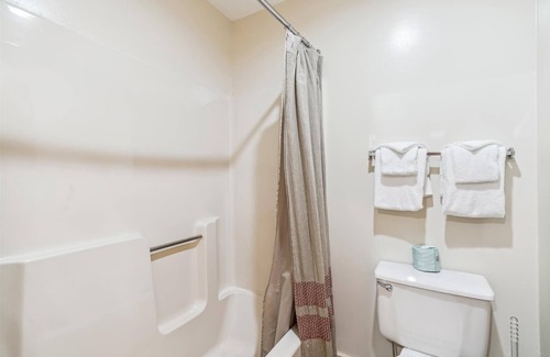 West Bridgewater Hotel | Deluxe one bedroom suite located on 2nd floor with outdoor heated pool 21517