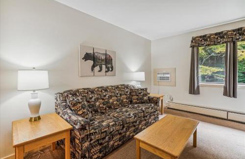 West Bridgewater Hotel | Deluxe one bedroom suite located on first floor with outdoor heated pool 11517