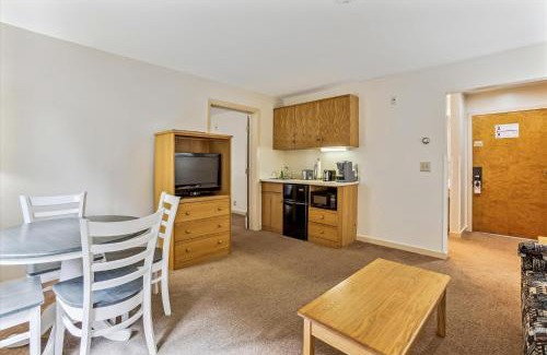 West Bridgewater Hotel | Deluxe one bedroom suite located on first floor with outdoor heated pool 11517