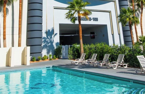 Downtown Las Vegas Hotel | Deluxe One King Room at The D Las Vegas