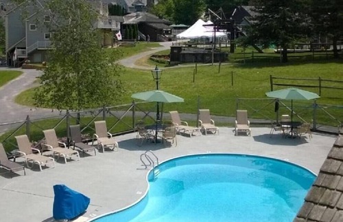 Hancock Apartment | Deluxe Redone Country Inn Suite at Jiminy-Sleeps 4 - Ski On/Off at Mountain Base