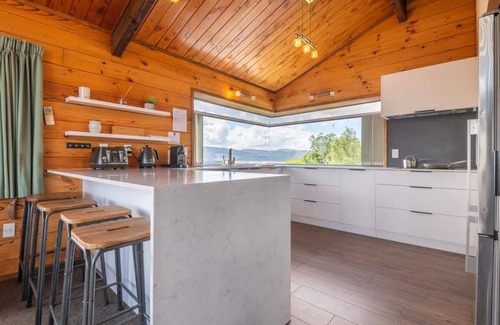Rotorua House | Deluxe Redwoods | Huge House with Spa Pool