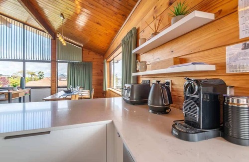 Rotorua House | Deluxe Redwoods | Huge House with Spa Pool