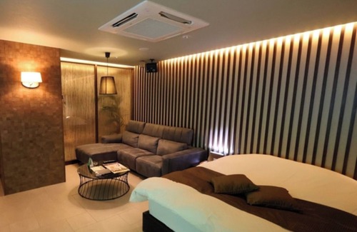 Toyonaka Hotel | Deluxe Room Free breakfast and free parking /Toyonaka Ōsaka