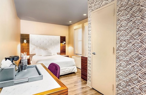 Central New York City Hotel | Deluxe Room in a Convenient Location in Times Square, Steps to Broadway!