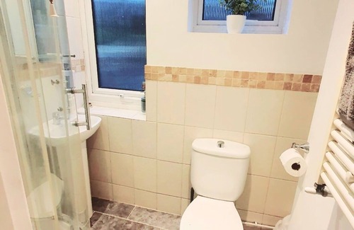 Selsdon and Ballards Apartment | Deluxe Room with Private En Suite in Tranquil South Croydon