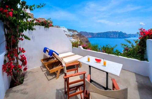 Oia Villa | Deluxe Santorini Studio | Santorini Studio | Wonderful Sea Views | Oia