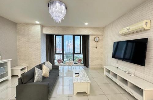 Seri Tanjung Pinang Apartment | Deluxe Seaview Suite Tripe Bed with bath tub 13A